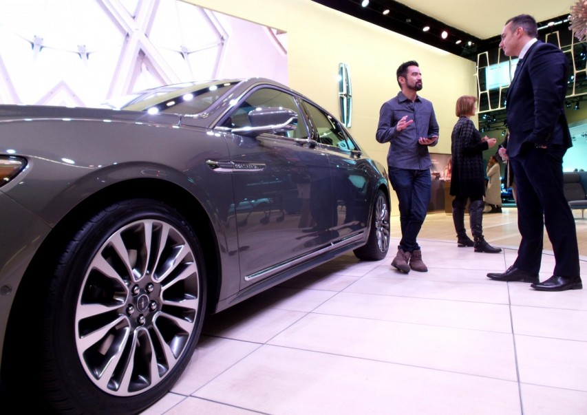 2016-02-23-1456188653-6267902-2017lincolncontinentalkemalcuric3