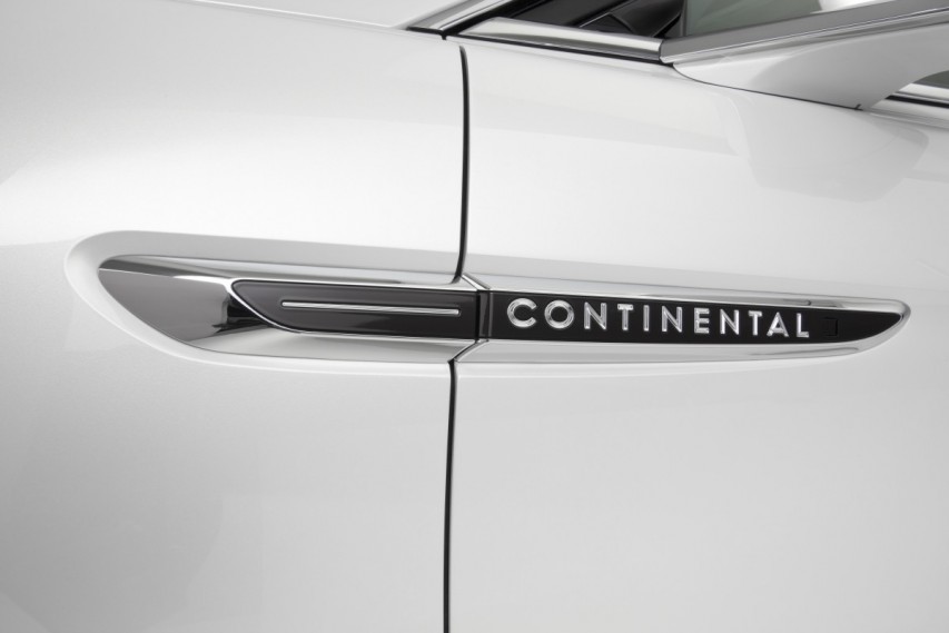 2016-02-23-1456189031-4101201-17LincolnContinental_17_HR